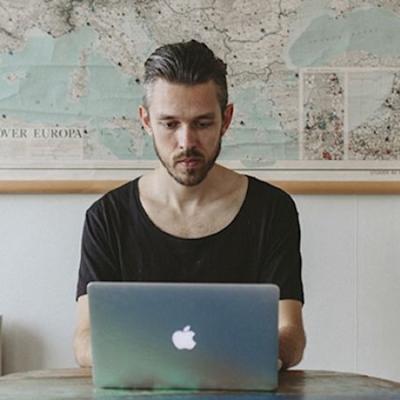 Bild på Tobias Ahlin, designern bakom tv-spelsserien Minecraft.