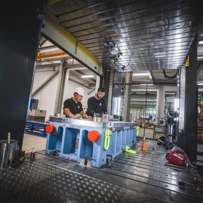 Två män arbetar i kompositpress