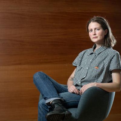 Amanda Öman driver Öns tapetserarverkstad