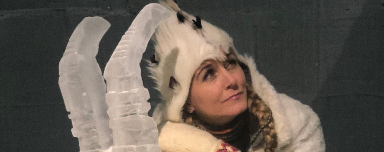 Carina Henriksson 2560x1012 Glesbygdsdivan är både Carina Henrikssons företag so hennes alter ego