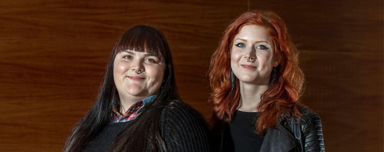 Elvira och Linn jobbar med det inkluderande musikprojektet Innanförskogen musikprojektet